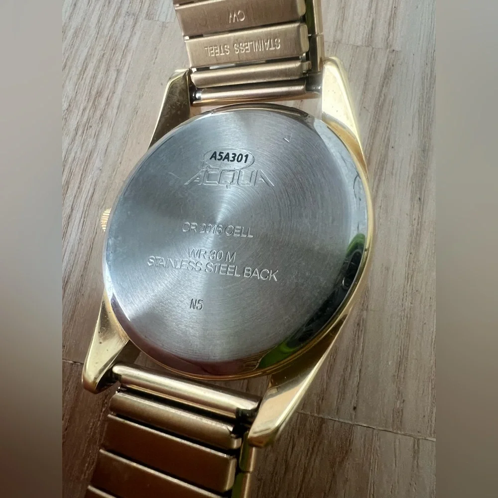Acqua mens gold tone classic dress watch NEW BATTERY